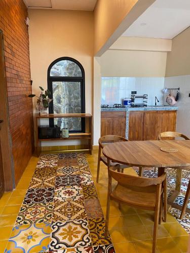 Η κουζίνα ή μικρή κουζίνα στο Ajeng Homestay Uluwatu