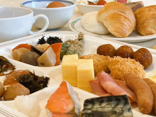 Hokkaido Greenland Hotel Sunplaza في Iwamizawa: صينية من مختلف أنواع الطعام على طاولة