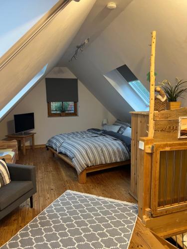 une chambre avec un lit dans un grenier dans l'établissement Komfort Maisonettewohnung, à Zirndorf