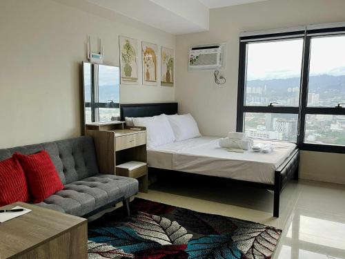 Una cama o camas en una habitación de The Merry Meg Residences