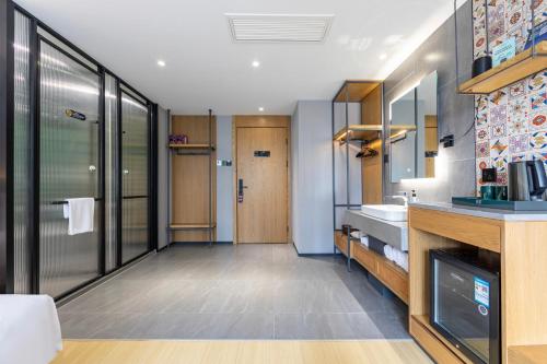A cozinha ou kitchenette de True Go Hotel - Shanghai Jing'an Temple Nanjing West Road