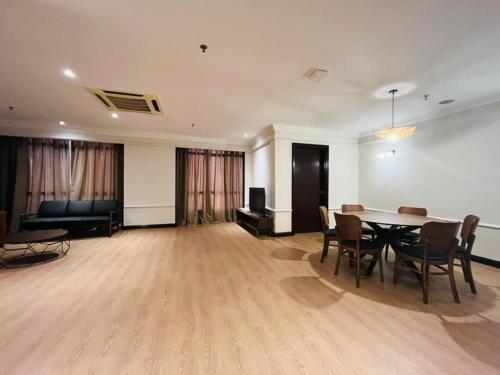 a living room with a table and chairs and a couch at Kingston Hotel 9 - Jonker Street Malacca in Kampong Morten
