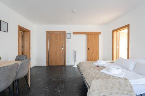 a living room with a bed and a table at 65m2 Apartment near Vienna - Up to 6 Guests - Self Check-in - Free Parking in Purkersdorf