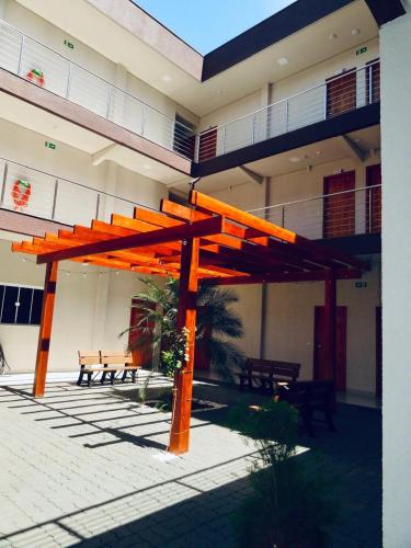 タンガラー・ダ・セーハにあるMimari Hotelの建物側の橙篭