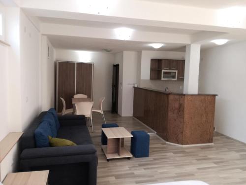 uma sala de estar com um sofá e uma mesa em Apartments Smakoski em Ohrid