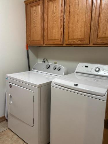 Gallery image of New Lux Sunflower House in Joshua Tree