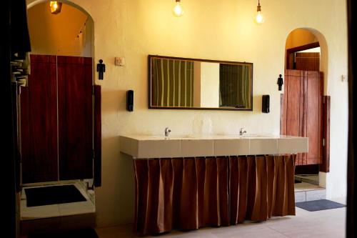 Ένα μπάνιο στο Tide and Tribe hostel