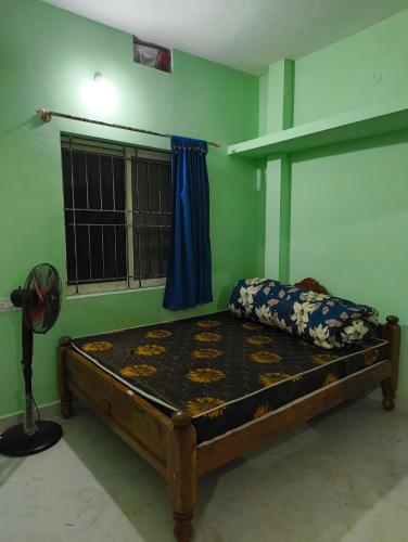 カスホールナガーにあるCoorg Refresh Homestayのベッドルーム1室(ファン付)