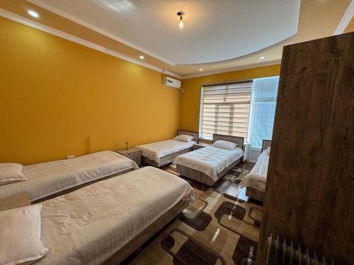 Ένα ή περισσότερα κρεβάτια σε δωμάτιο στο DilbarHostel