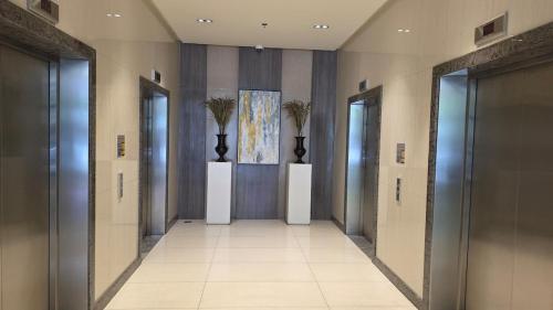 a hallway with elevators in a building at BGC Hotel Vibe with City View at Uptown Parksuites near St Luke's, Grand Hyatt Hotel, Uptown Mall, and Mitsukoshi Mall in Sampong