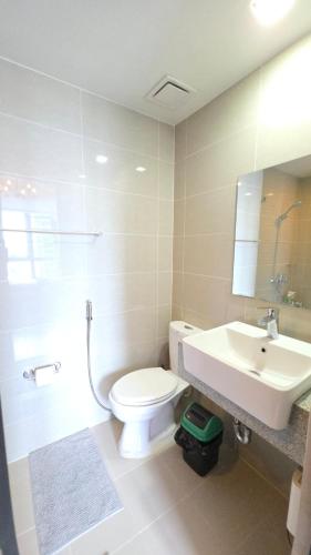 a bathroom with a white toilet and a sink at BGC Hotel Vibe with City View at Uptown Parksuites near St Luke's, Grand Hyatt Hotel, Uptown Mall, and Mitsukoshi Mall in Sampong