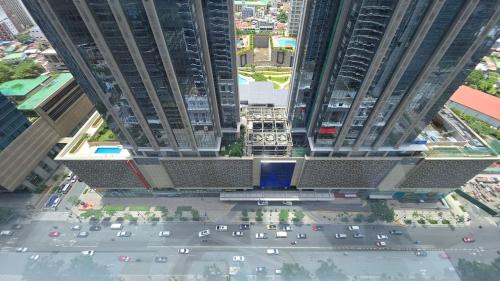 an aerial view of a busy city street with cars at BGC Hotel Vibe with City View at Uptown Parksuites near St Luke's, Grand Hyatt Hotel, Uptown Mall, and Mitsukoshi Mall in Sampong