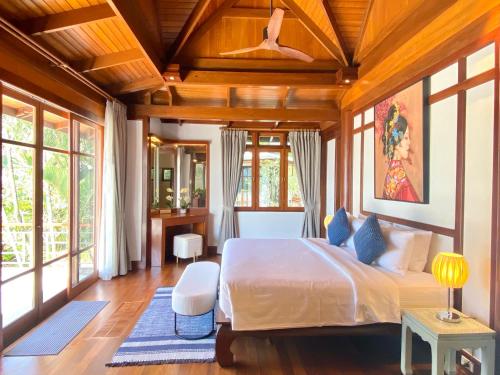 Un pat sau paturi într-o cameră la Luxury Seaview Villa Surin Beach Phuket