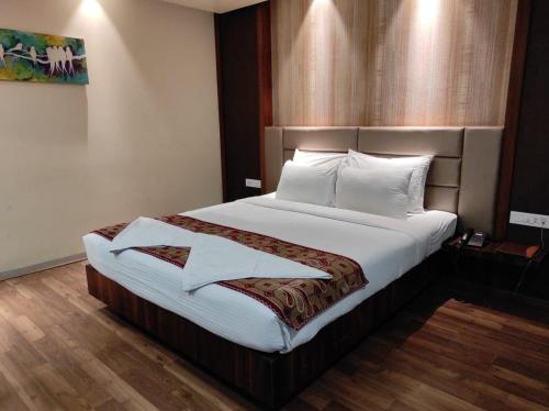 Postel nebo postele na pokoji v ubytování Hotel O Hindustan Villa