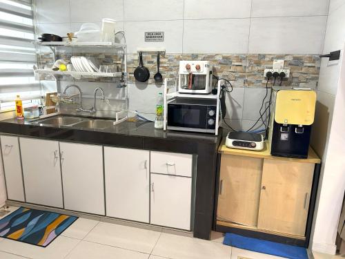 Η κουζίνα ή μικρή κουζίνα στο Homestay Kota Bharu ONE SERIBONG near Mydin mall Tunjong & Wakaf Che Yeh