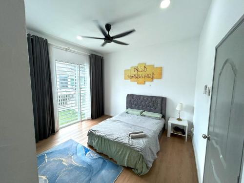Ένα ή περισσότερα κρεβάτια σε δωμάτιο στο Homestay Kota Bharu ONE SERIBONG near Mydin mall Tunjong & Wakaf Che Yeh