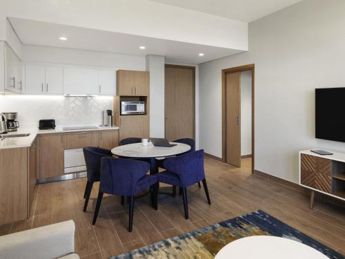 Η κουζίνα ή μικρή κουζίνα στο Aparthotel Adagio Dubai Deira