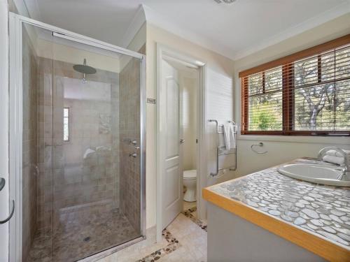 ein Badezimmer mit Dusche und Waschbecken in der Unterkunft Woodland Retreat - Nature Lovers' Ultimate Escape in Margaret River Town