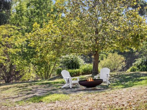 Κήπος έξω από το Wisteria Vines Estate - Rustic Elegance by the Coast