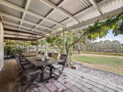 Κήπος έξω από το Wisteria Vines Estate - Rustic Elegance by the Coast
