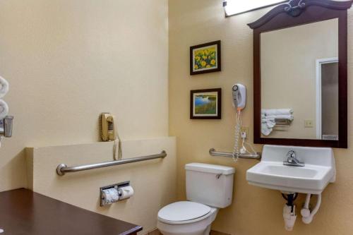 Ένα μπάνιο στο Comfort Suites