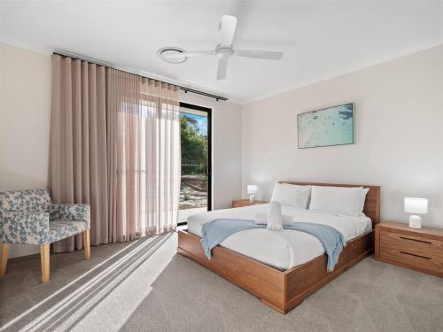 En eller flere senge i et værelse på Turf and Surf - Secluded Haven between Beach & Town