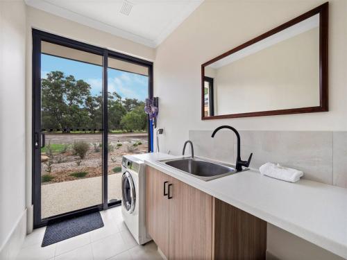 Billede fra billedgalleriet på Turf and Surf - Secluded Haven between Beach & Town i Prevelly