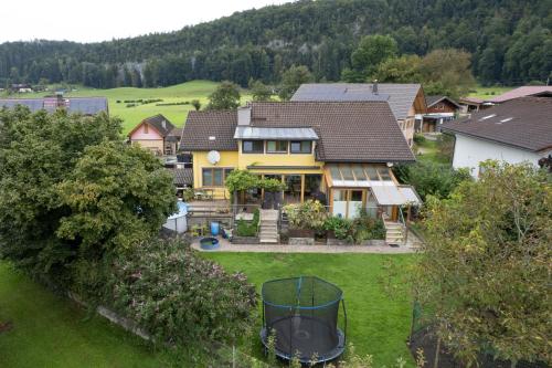 an aerial view of a house with a yard at Ferienwohnung Manuela in Adnet