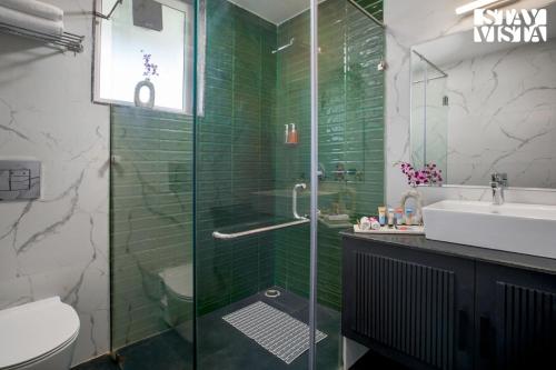 Un baño de StayVista at Tarika's Villa