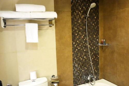 Ένα μπάνιο στο Hotel Pacific Suites Near IGI Airport Delhi