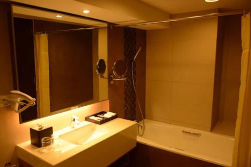 Ένα μπάνιο στο Hotel Pacific Suites Near IGI Airport Delhi
