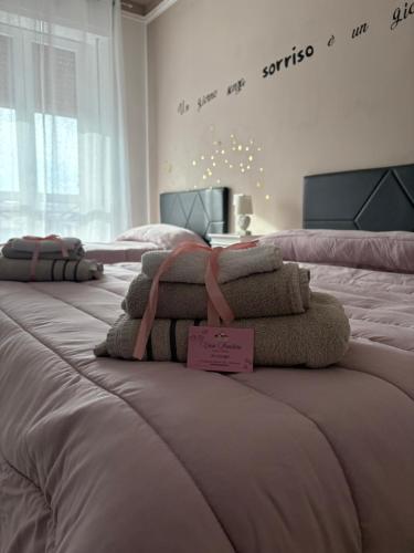 Dos camas con toallas encima en un dormitorio. en CASA PANDORA, en Arezzo