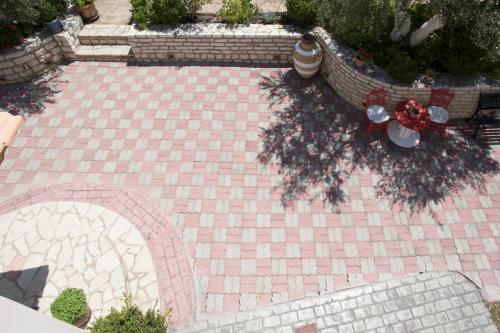 an overhead view of a patio with chairs and flowers at Villa Tapia in Methoni