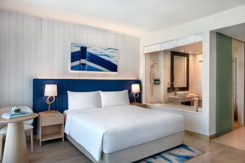 Postel nebo postele na pokoji v ubytování Crowne Plaza Yas Island by IHG