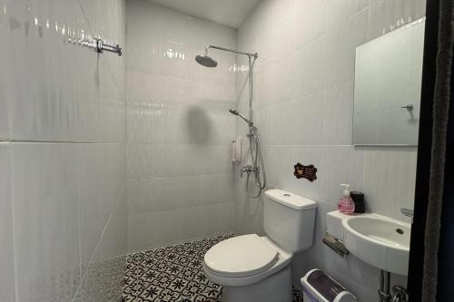 une salle de bain avec toilettes, douche et lavabo dans l'établissement Phukhao Hostel, à Chiang Mai