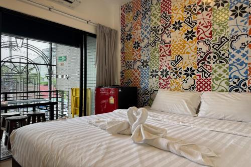- un lit blanc avec un archet dans une chambre dans l'établissement Phukhao Hostel, à Chiang Mai
