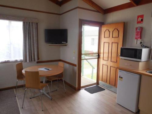 Kuchyň nebo kuchyňský kout v ubytování Wodonga Caravan & Cabin Park
