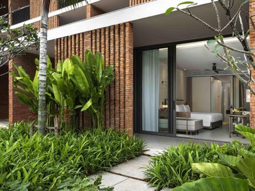 En have udenfor Pullman Khao Lak Resort