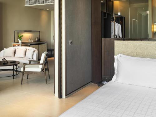 En eller flere senge i et værelse på Pullman Khao Lak Resort