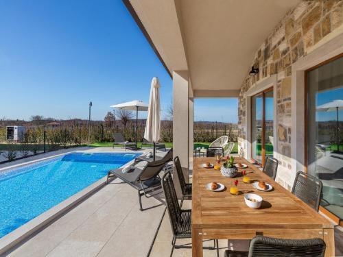 Bazén v ubytování Villa in Motovun with Private Pool and Views nebo v jeho okolí