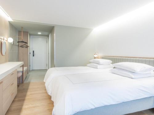 Postel nebo postele na pokoji v ubytování Swissôtel Kursaal Bern