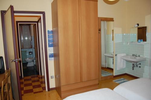Un baño de Albergo Motel Dosdè B&B