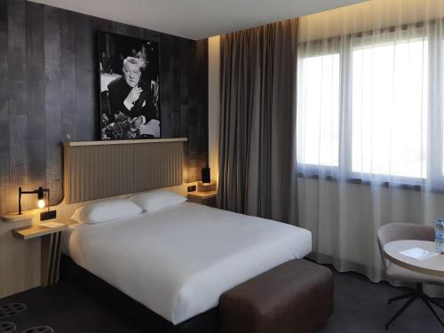 Una cama o camas en una habitación de ibis Styles Arras Centre