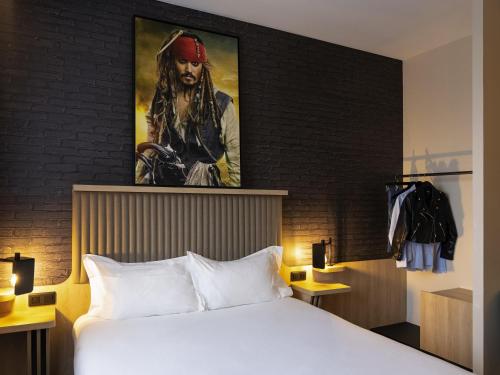 Una cama o camas en una habitación de ibis Styles Arras Centre