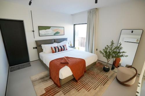 ein Schlafzimmer mit großem Bett und Fenster in der Unterkunft LOFT Chalet, شاليه لوفت in Barka