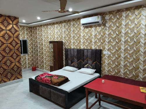 Postel nebo postele na pokoji v ubytování Hotel O Hindustan Villa