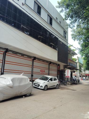 a white car parked in front of a building at Hotel Park in Jāmb
