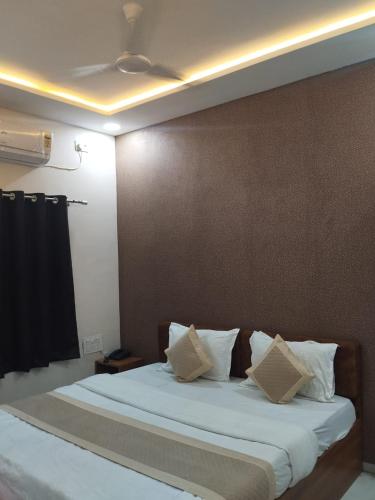 a bedroom with a large bed with white pillows at Hotel Park in Jāmb