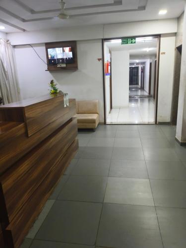 a lobby with a couch and a tv on a wall at Hotel Park in Jāmb