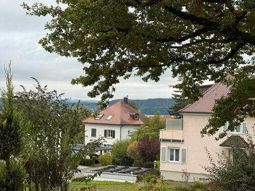 a view of a house from the garden at Ferienwohnung Baier in Überlingen